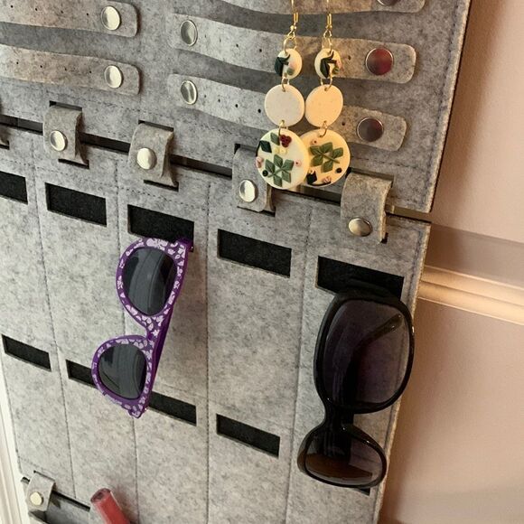 Jewelry/headband door/wall organizer. Gray felt 56" (without hanger) X 13" - Picture 10 of 13